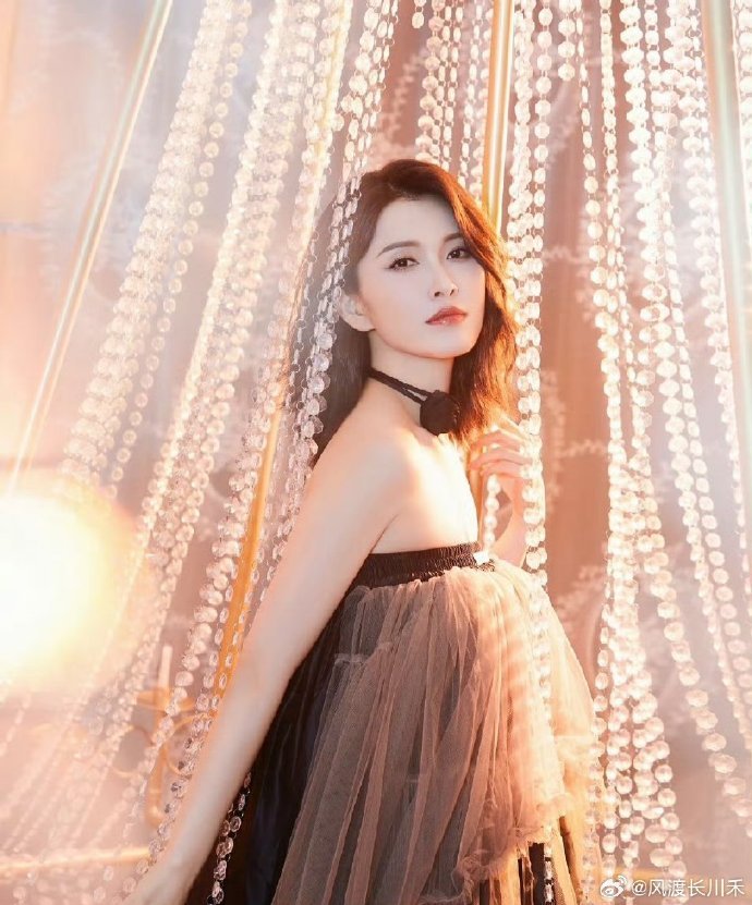 徐洁儿浪姐怼脸镜头徐洁儿扛住了浪姐怼脸镜头怼脸拍也扛得住，眉眼灵动气质出众，每一