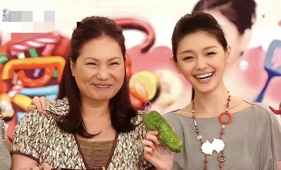 很多网友热衷于用得失论评判一段已经落幕的婚姻，把昔日相处简化成利益博弈，觉得丢掉