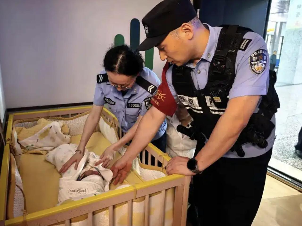 某男子报警说“保姆”抱走满月娃，结果火车一拦发现是亲奶奶？这种爹真是坑全家！
刚
