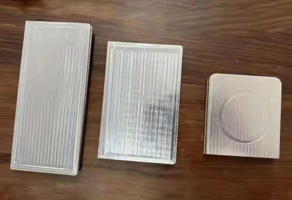 三星宽折叠电池增至4800mAh，对比前代Ultra版，重量轻了14克 