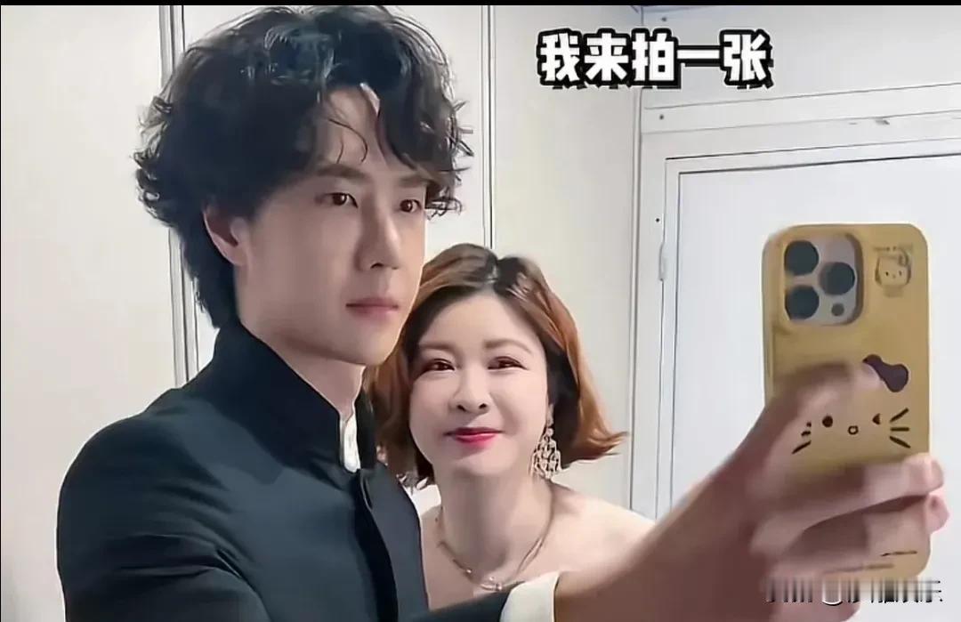 杜华老板微博之夜猛拍王一博，这合照晒得，时机真巧！明年合约就要到期了，这时候出来