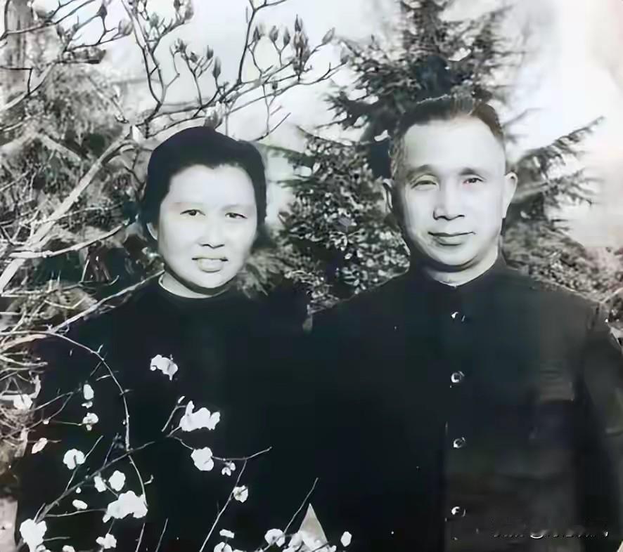 粟裕喜欢手下一女兵，给她写了封情书，不料女兵看完后直接撕碎。
 
很多人看到这一