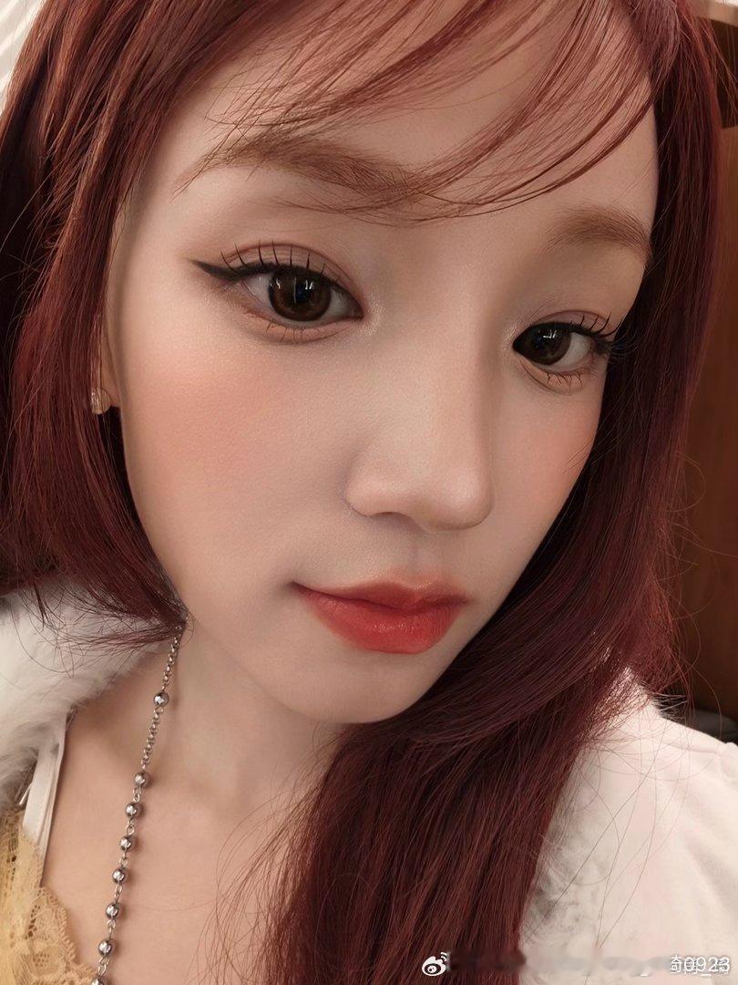 姐姐发的自拍   这简直就是妈妈级别啊啊啊啊！！！  好看  爱看  多拍～宋雨