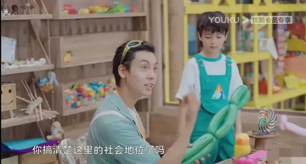 #陈伟霆叫赵露思爆款女王#陈伟霆，嘴是真甜！在综艺节目里，毫无顾忌的夸赞赵露思，