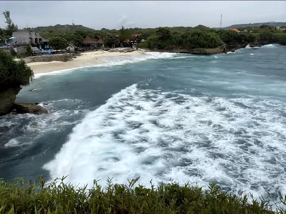 03年小伙在巴厘岛卡纳海滩海域溺亡，家属晒出一同下海的小伙伴信息，全网征求目击者