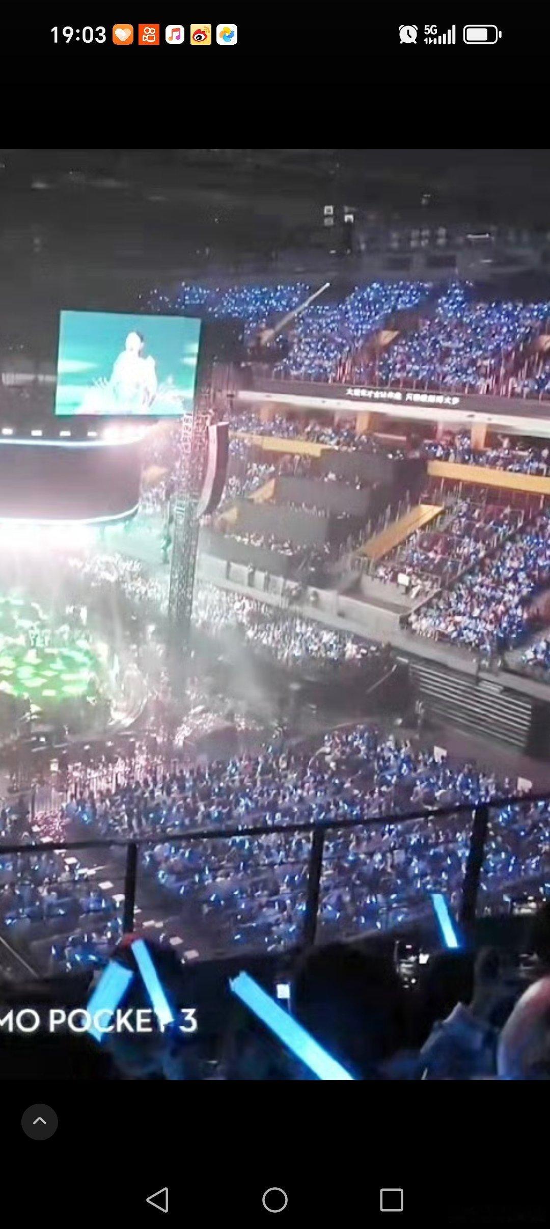 单依纯郑州上座率很多网友发了单依纯郑州演唱会上座率的图片，有熙熙攘攘的，有满满当