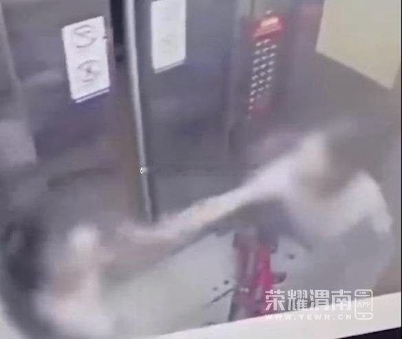 家属回应女童摸女子自行车遭扇脸真的看得人特别生气，小女孩只是单纯夸车子好看，轻轻