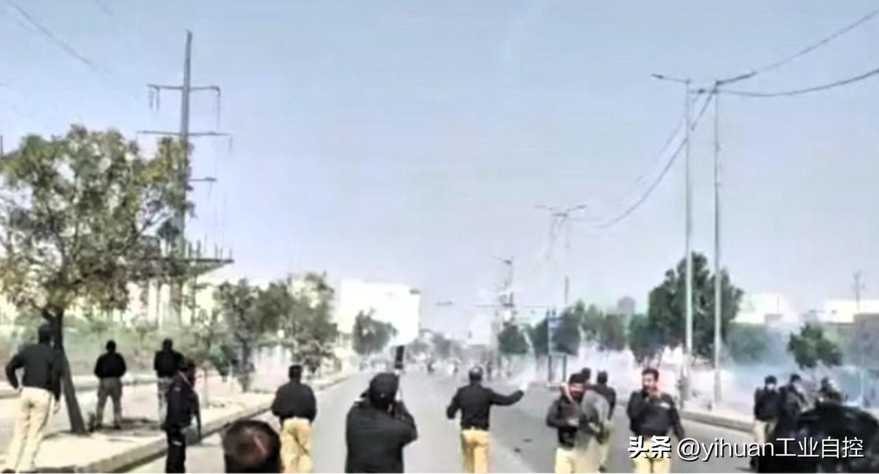 【巴基斯坦民众抗议暗杀哈梅内伊】
    美以联军炸死伊朗最高领袖之后，伊朗邻国