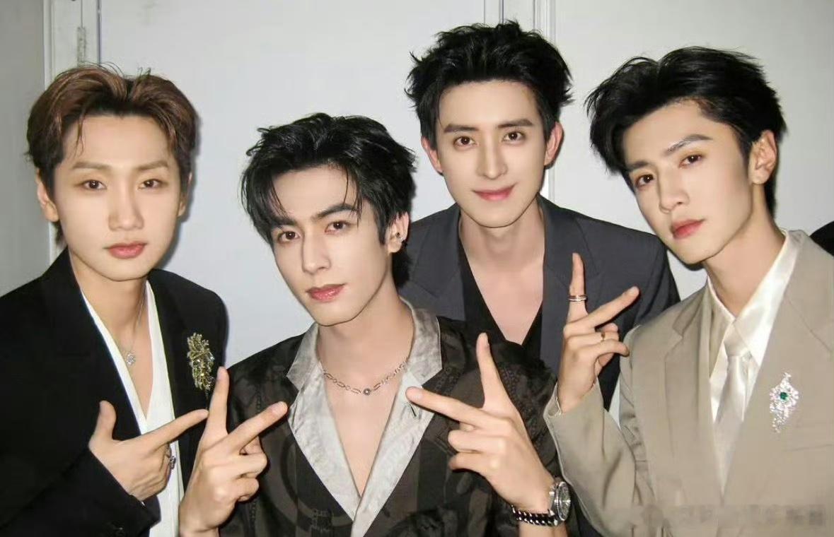 敖瑞鹏 宋威龙 陈哲远 汪苏泷微博之夜后台合影，你第一眼看到谁？ 