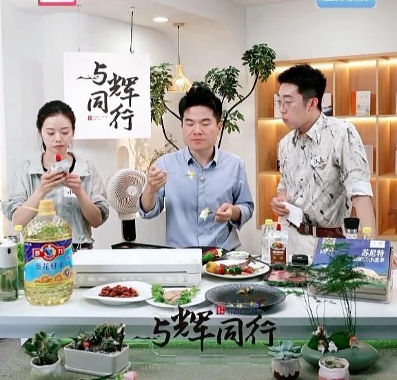 董宇辉，果然是行走的流量啊！昨晚，他来直播间找吃的，在线人数瞬间10万+！他一边