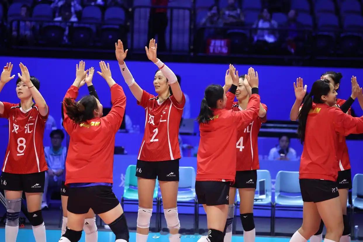 新华社组照： 女排小组赛，11月12日，A组的河南女排3-0北京女排（新华社记者