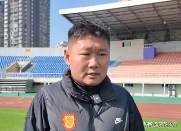 重庆铜梁龙队主帅刘建业在接受媒体采访时非常低调！明确表示，球队的目标就是立足中超