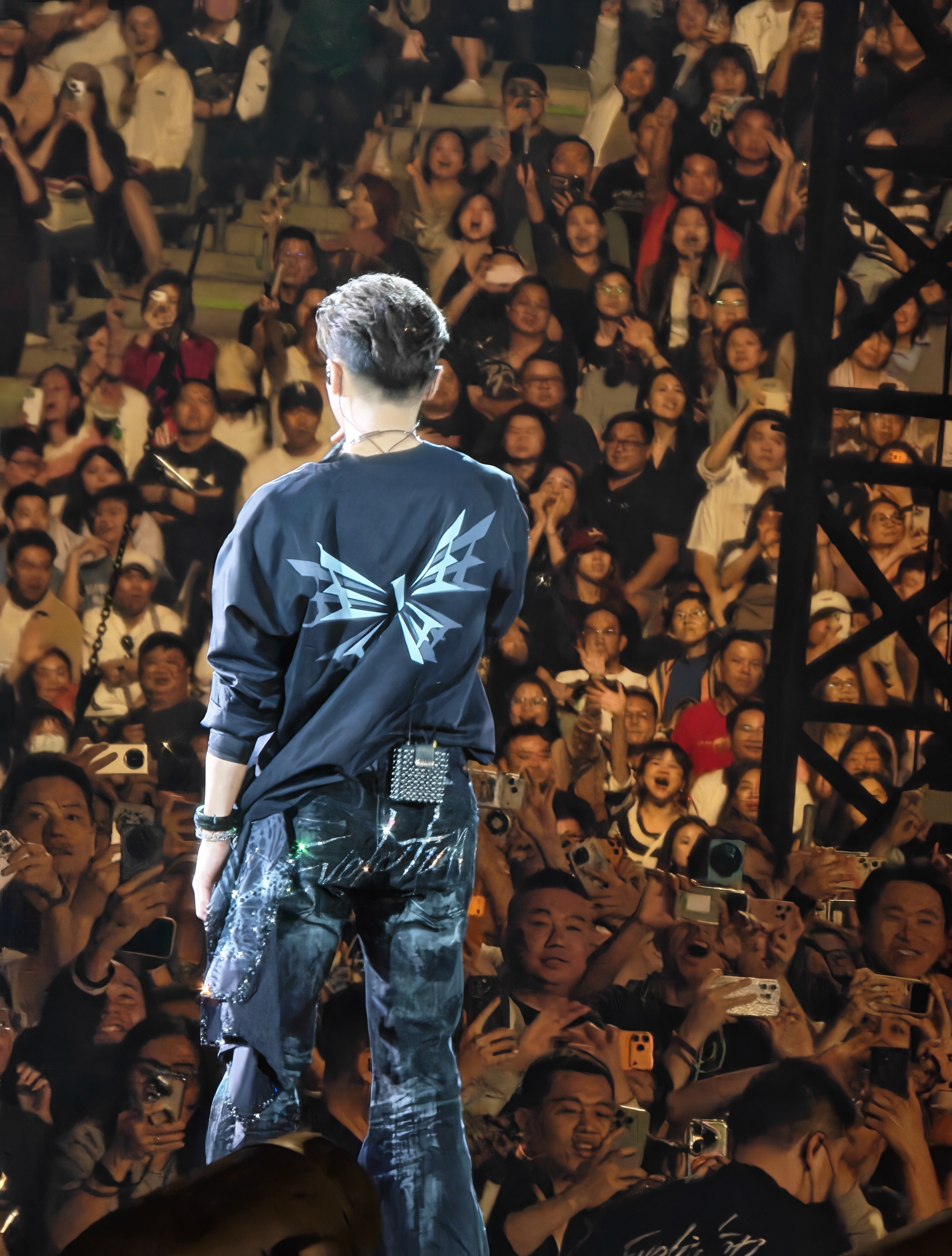 谢霆锋深圳演唱会排面被深圳演唱会上的谢霆锋钓成翘嘴了哦莫，谁懂谢霆锋走的每一步都