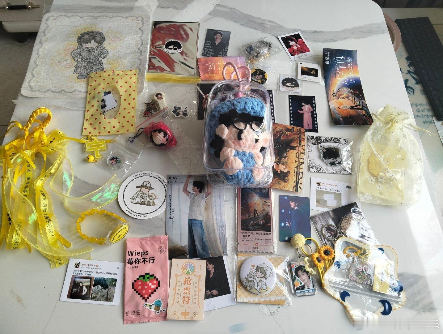 真的被同担们的爱意狠狠塞满啦～我的兜就放在地上，大家就一直往里塞物料，还有只要伸