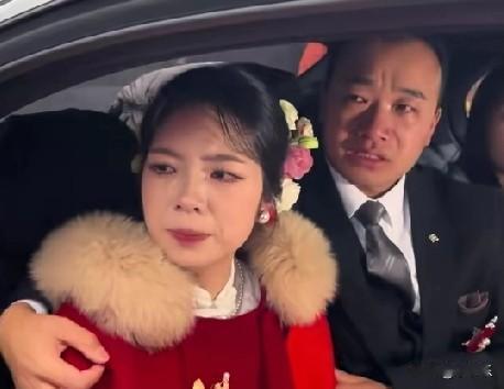 11月18日，江西吉安，一对新人的婚车里，新娘满脸泪水的与家人告别，新郎搂着新娘