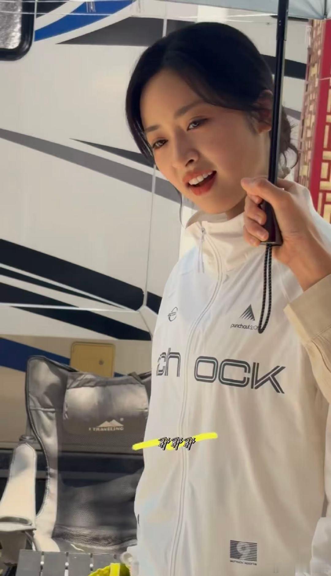 沈月被粉丝送锦旗沈月被粉丝送锦旗了！“只是沈月奖”颁给沈月，粉丝给沈月送全肯定锦