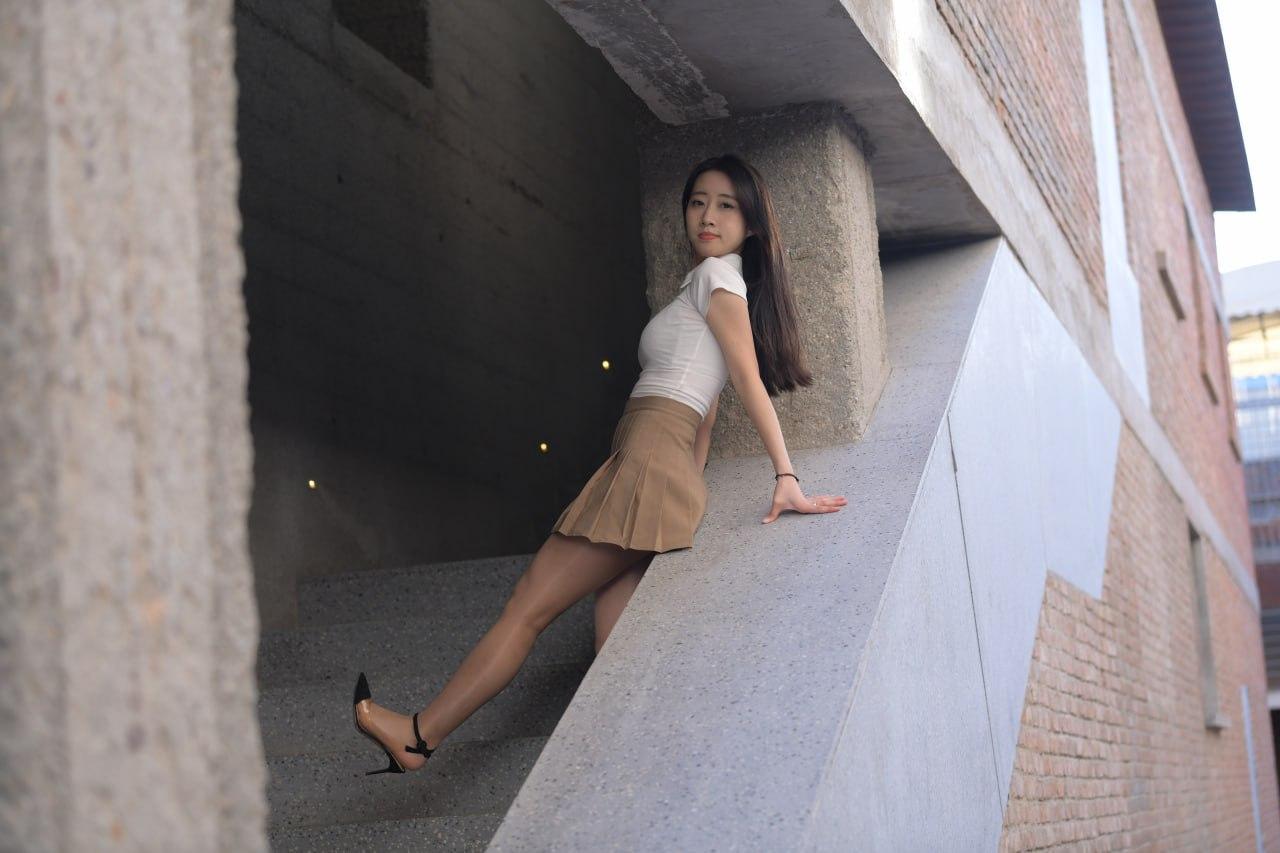 这姑娘在楼梯边摆了个酷酷的造型。