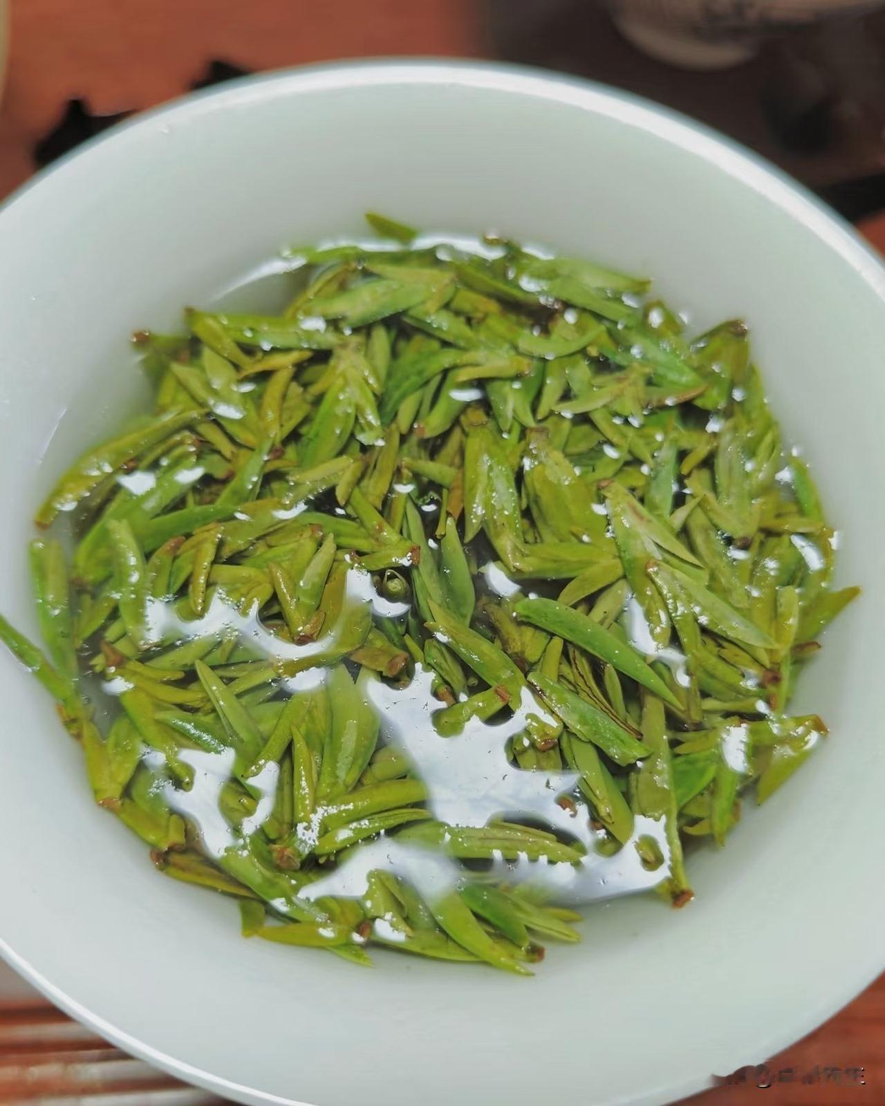 不赶行程，不赴邀约，任由日子慢下来，睡到自然醒，再慢悠悠地起身。
泡上一壶自家的