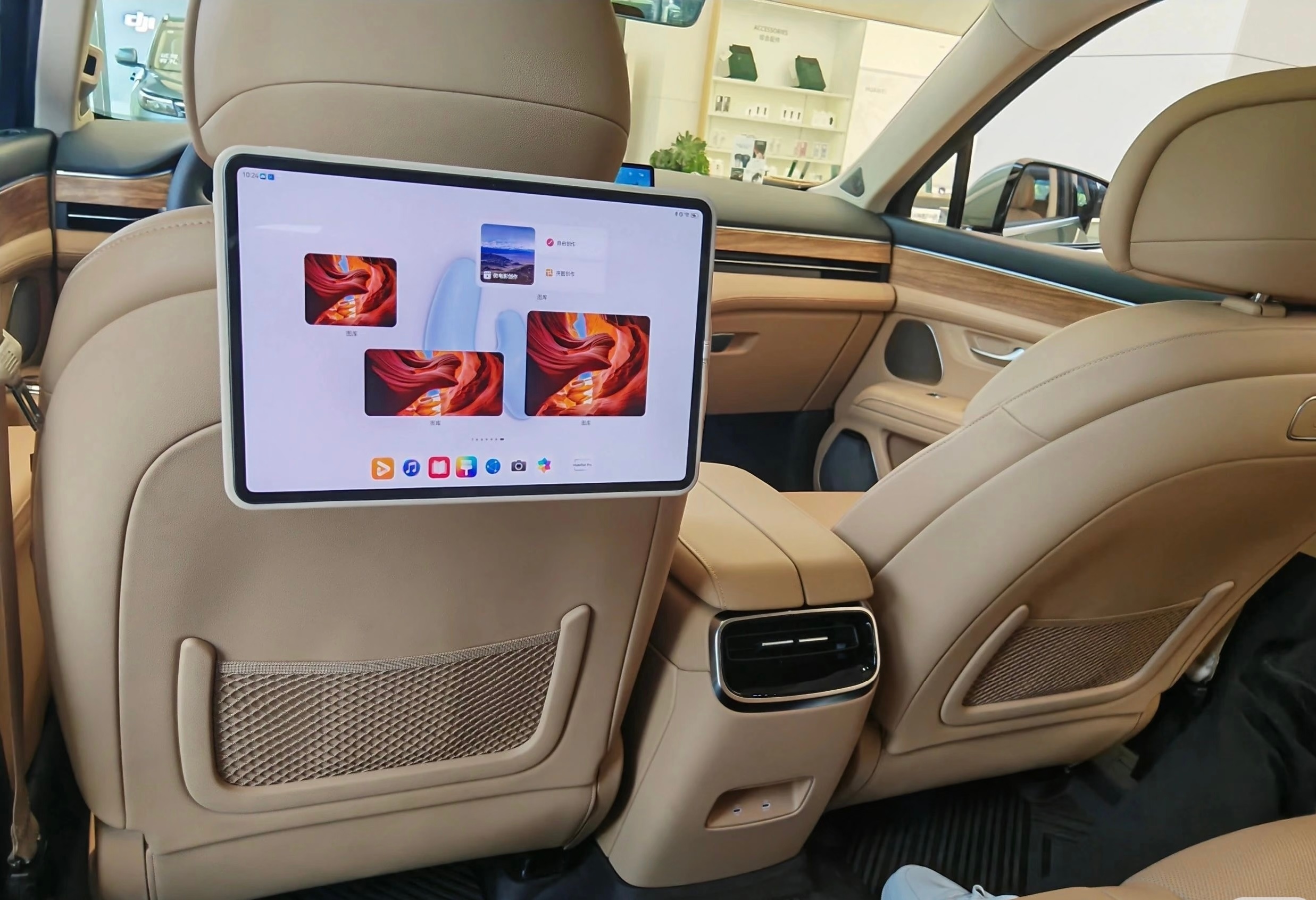 预测一下，问界的投影方案，后续都会改成吸顶屏和外接平板方案。因为投影受光线、行驶