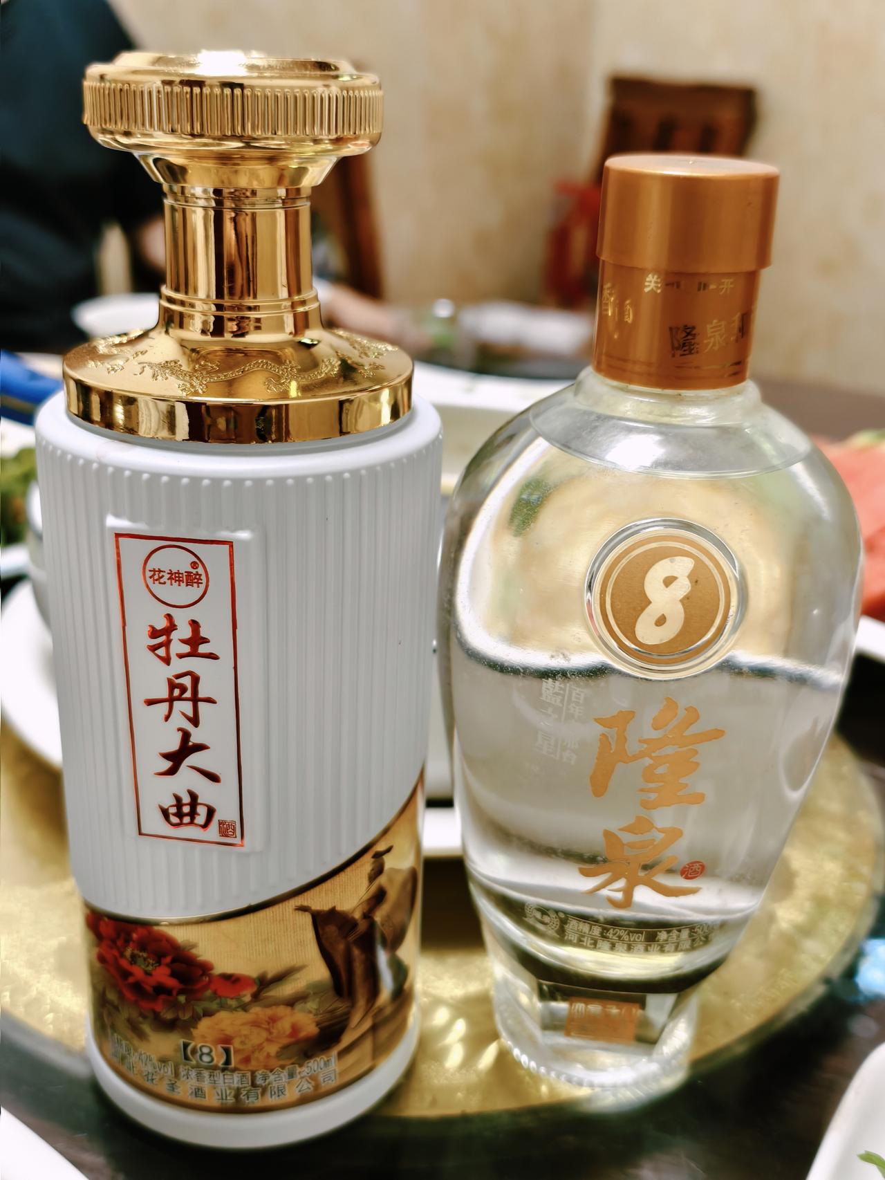 老朋友相聚:一杯隆泉忆旧味，一曲牡丹醉乡情。