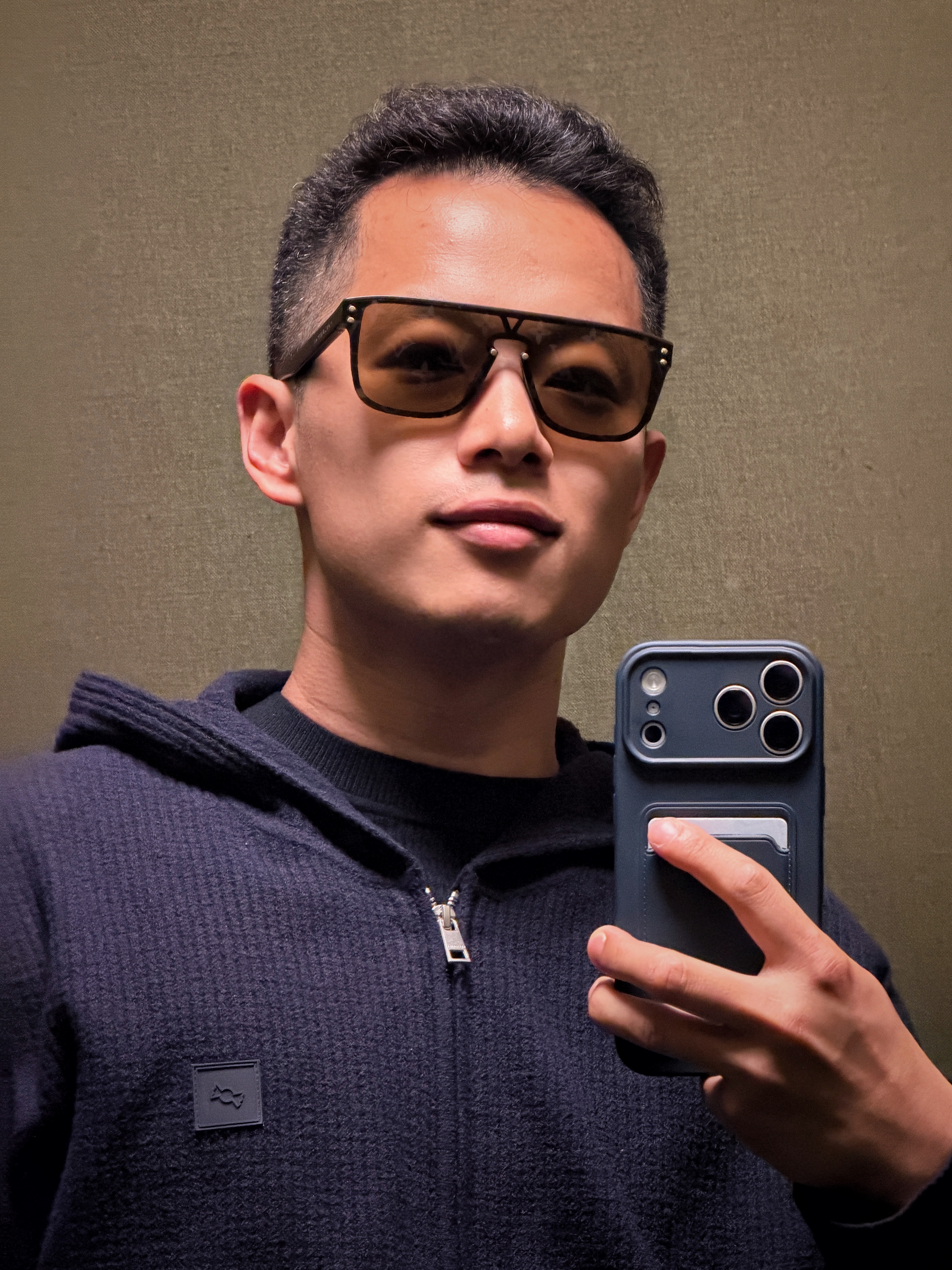 饭后逛街，店里画册有Martin。胜利属于执着每一个0.01秒的人，Gentsp