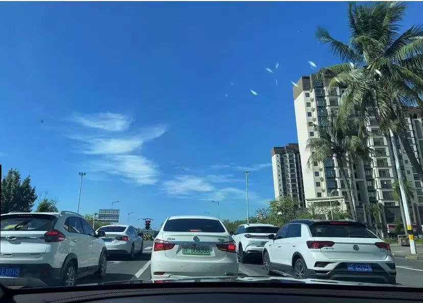 最近我发现
开10多万车的人，一般家产有100万，
普普通通的人都可以买得起用得