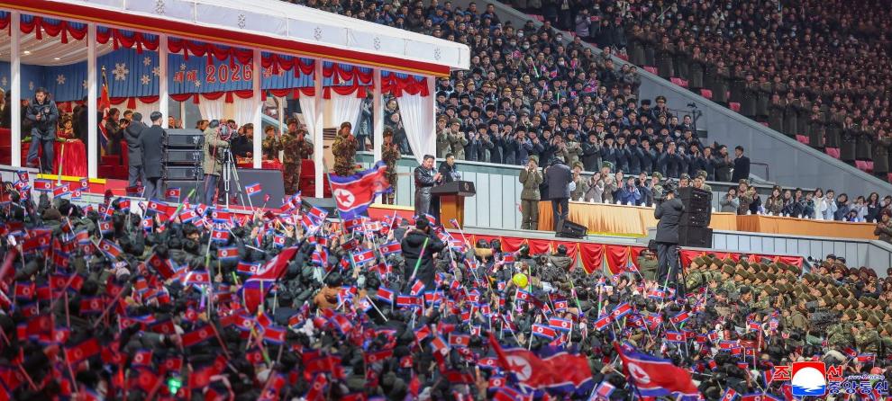 朝鲜举行２０２６年新年庆祝演出。演出以《热爱你》《辉煌的祖国》开场。《永远飘扬吧