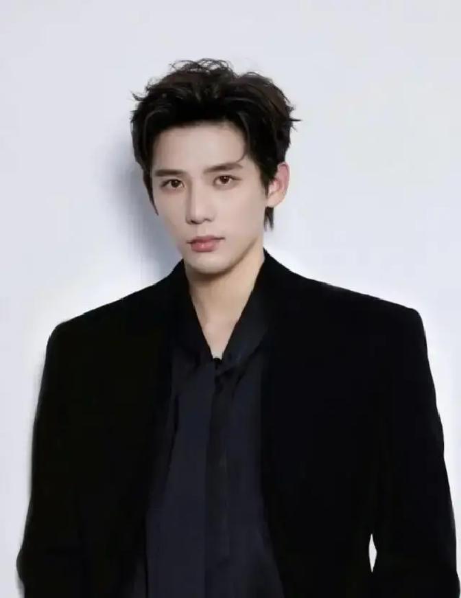 614分学霸混娱乐圈，不靠脸
 
杨天真签他那年，才20岁。别人看脸，她盯成绩单