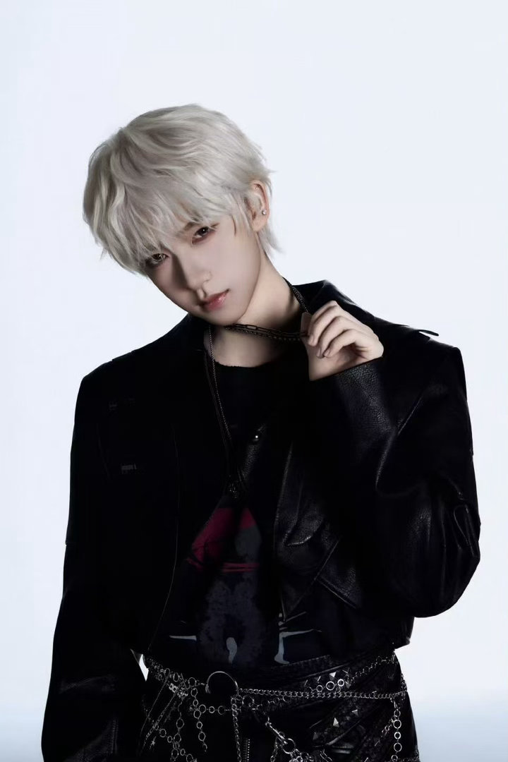 贺峻霖加冠大片白发贺峻霖白发贺峻霖，帅的， 