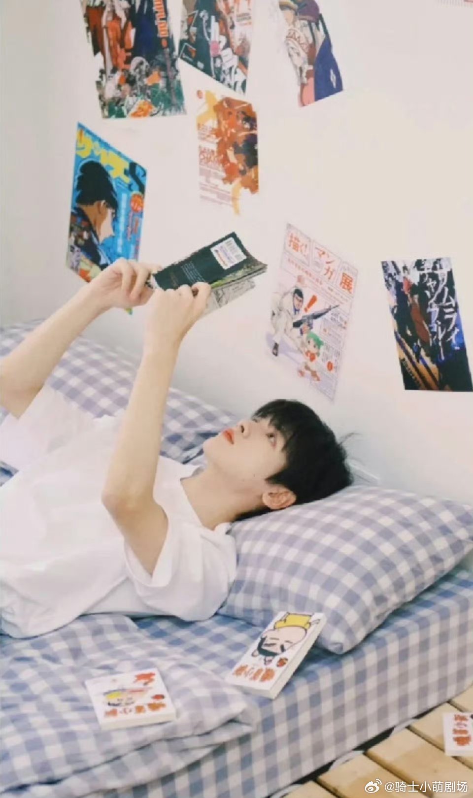 追星人才懂这一刻的含金量七年追星终线下相见，爽快答应拍立得的温柔，是追星人最珍贵