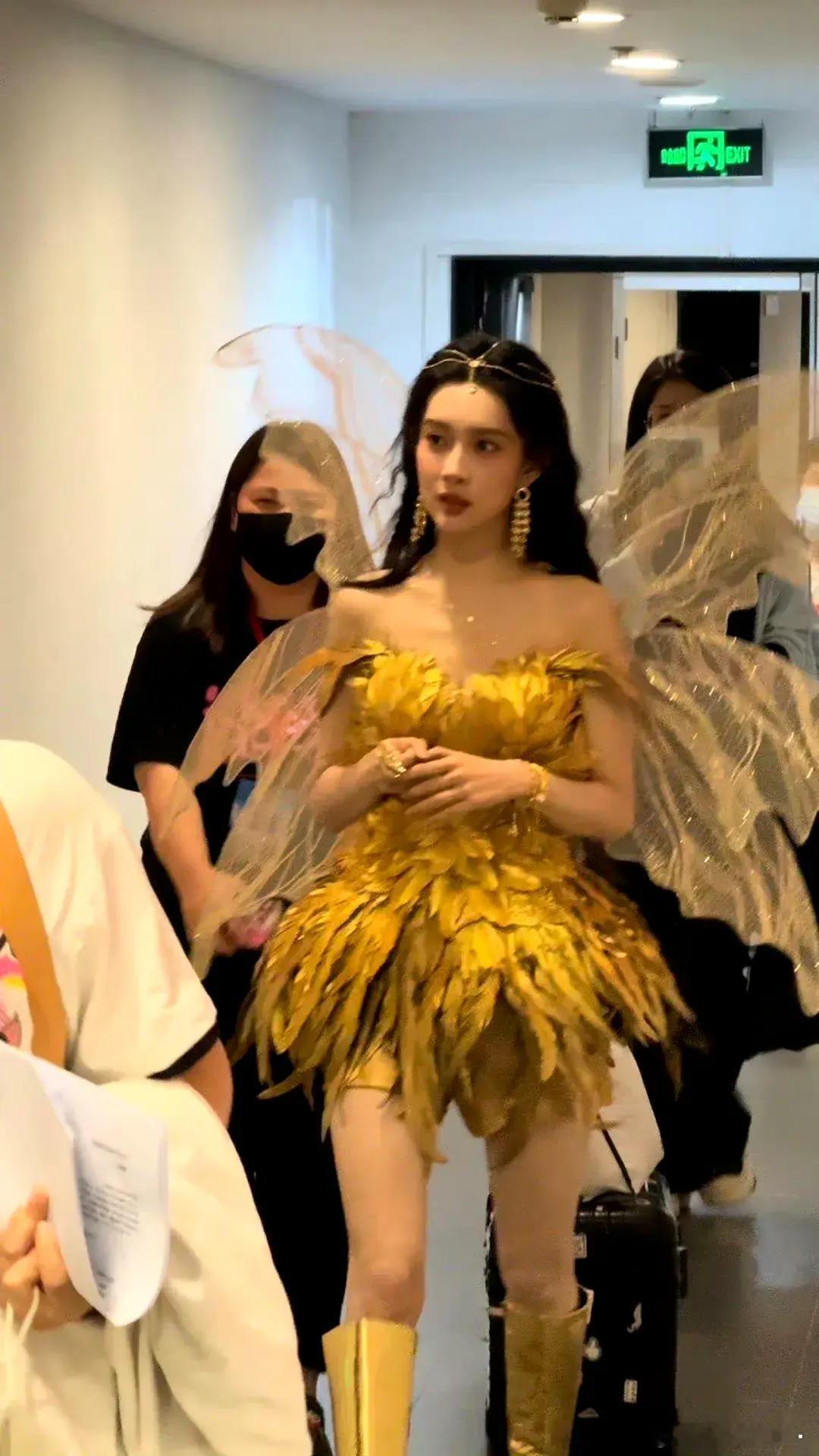 她这是“打脸”迪丽热巴的金鹰女神吗？本来就都是美艳性感型的女星，如果造型又弄的差