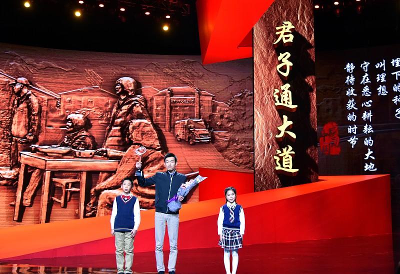 生活中有着数不胜数这样可敬的人物，他们以非凡的行动为国家带来无上的荣耀。
脱贫攻