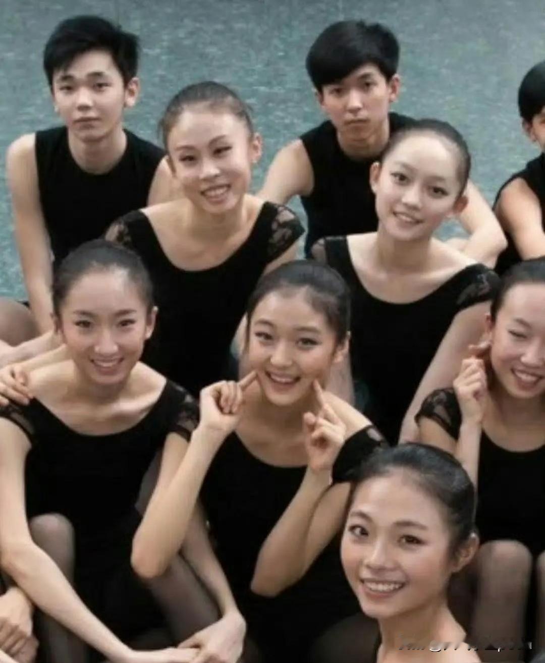 孙千北舞附中那会儿的照片真可爱！
脸蛋子嫩得能掐出水，圆溜溜的葡萄眼配着婴儿肥，
