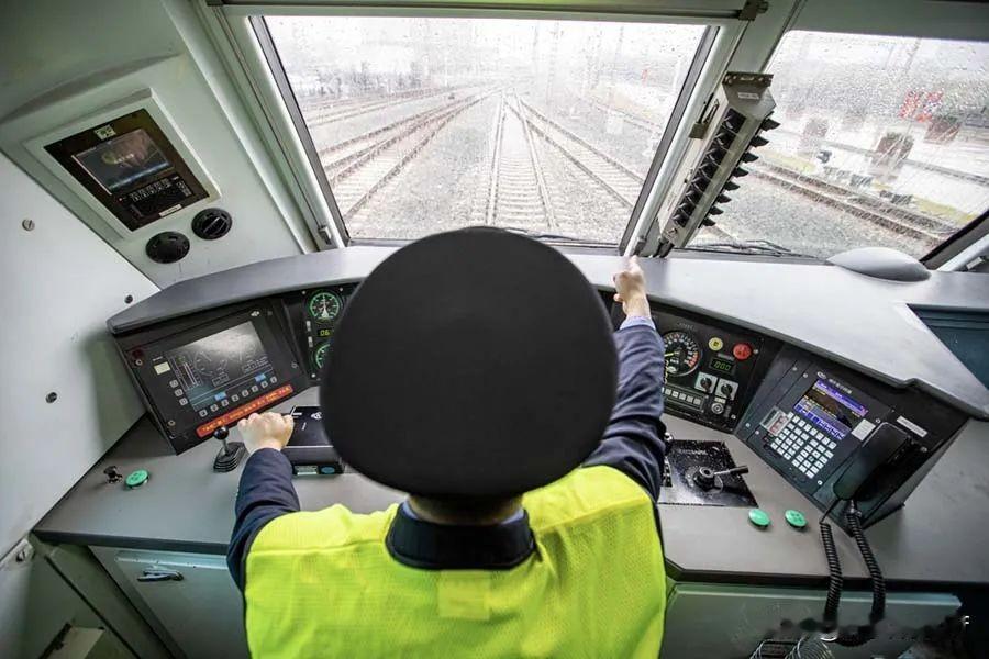 火车靠左行驶，我一直认为和地转偏向力有关。我问了下@豆包 不是那么回事。
中国火