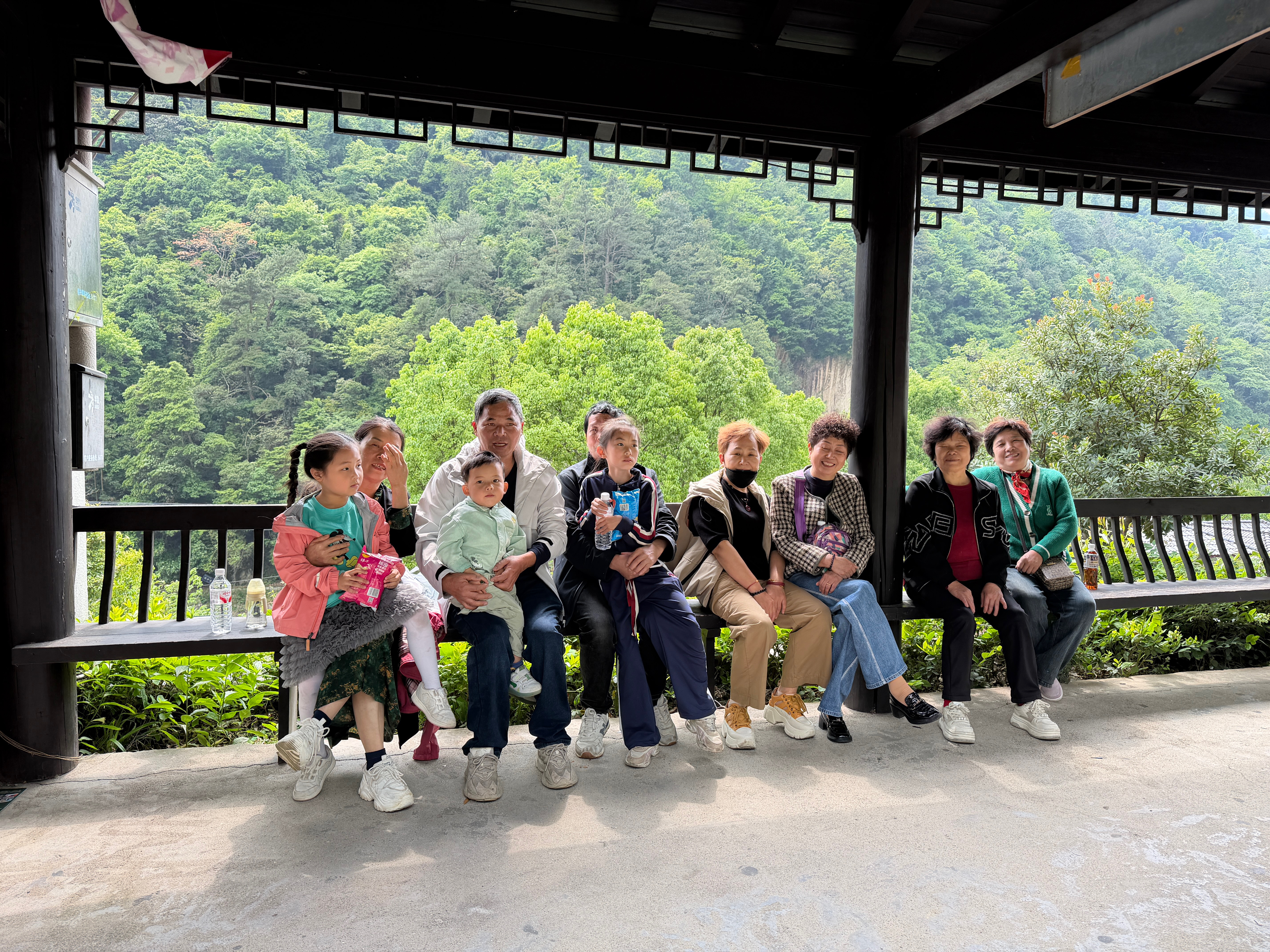 今天来家附近浙西大峡谷玩。买门票时候发现7个60岁以上，半票。所以今天是老年团。