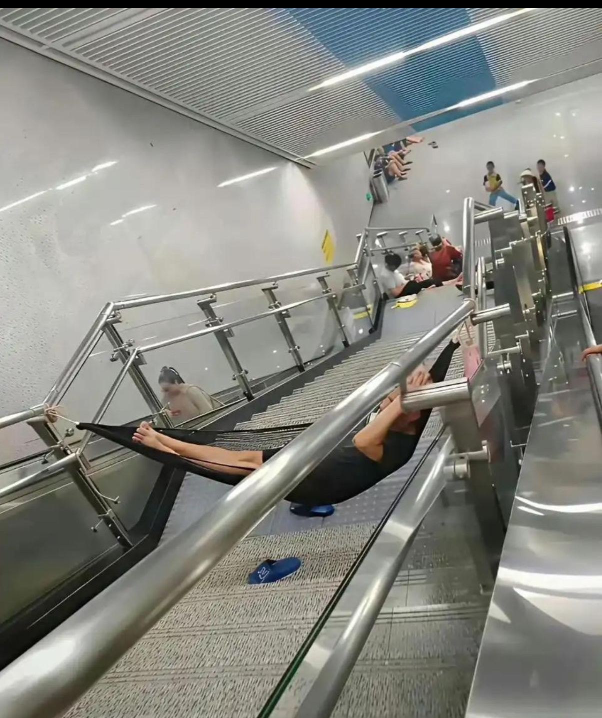 地铁站里这样子蹭空调 是不是太过分了？ 