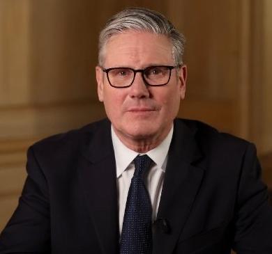 英国首相斯塔默今天发文说：“今日凌晨，我下令我国武装部队拦截一艘试图穿越英吉利海