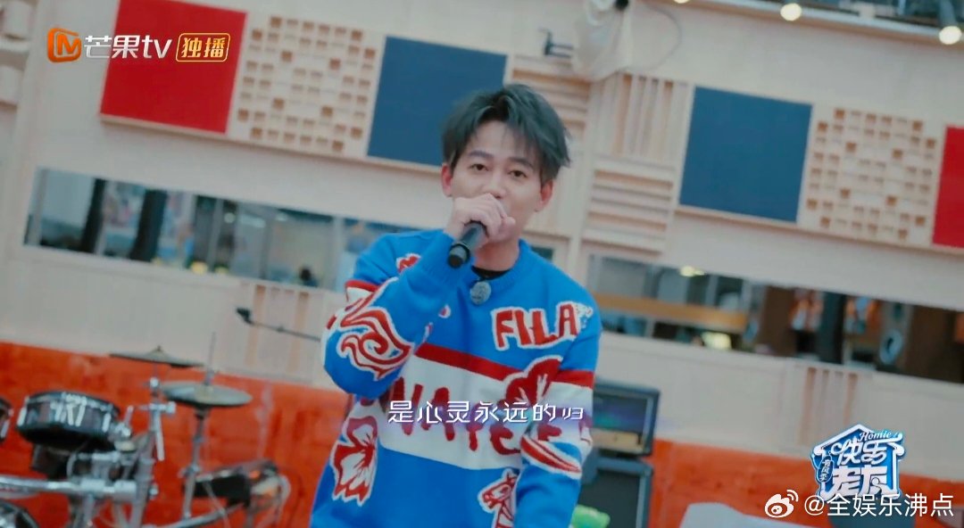 被苏醒世界那么大治愈包裹快乐老友记快乐老友有风季被苏醒《世界那么大》狠狠戳中，治