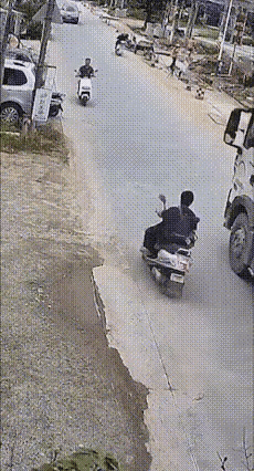 阎王不收，逃过一劫

男子骑着电车和水泥罐车并排走，实然男子摔倒在大罐车轮胎下，