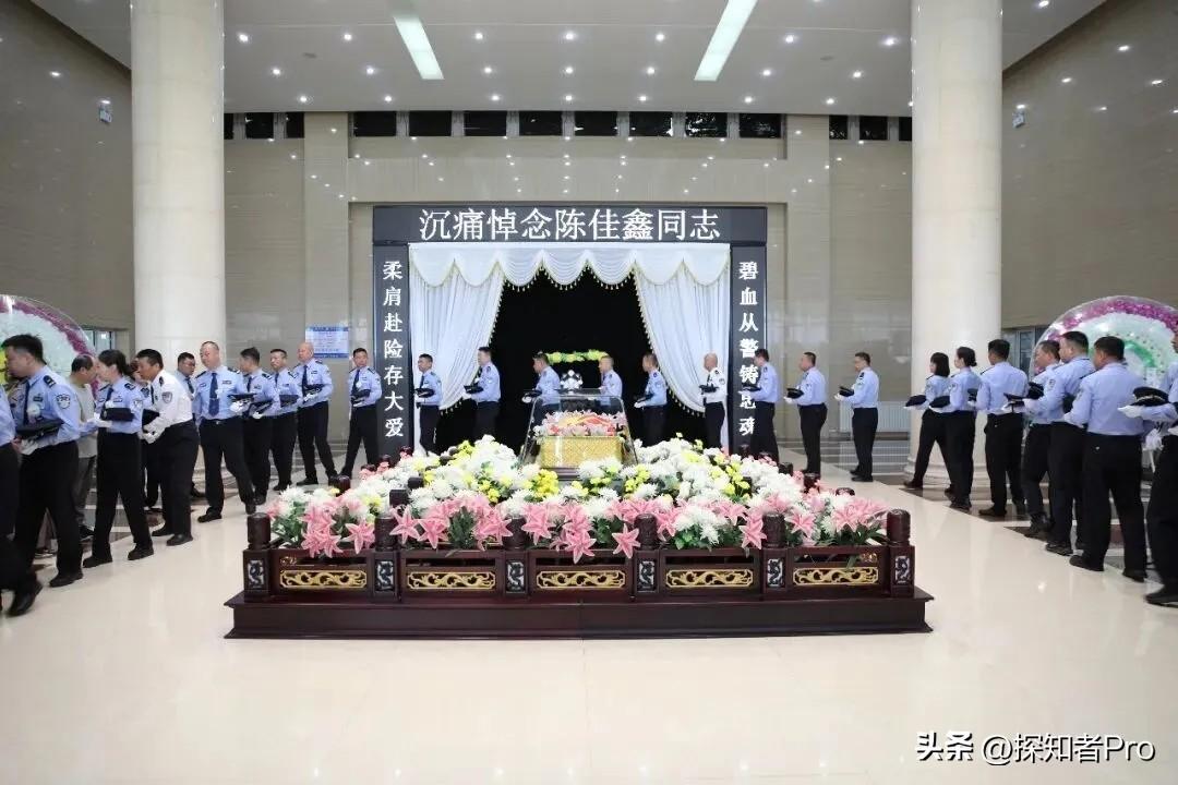 30岁女警陈佳鑫为救人意外因公殉职
最应该悲恸和愧疚的人
莫过于那个获救的“轻生