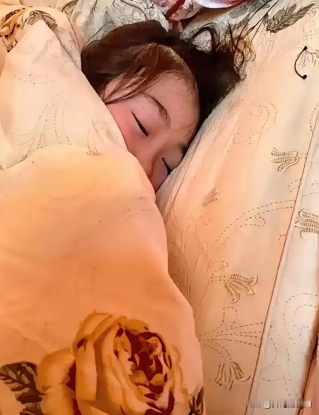 高考结束，天津一名女孩回到家，扎扎实实睡了一天一夜。本以为她是累坏了，可谁也没想