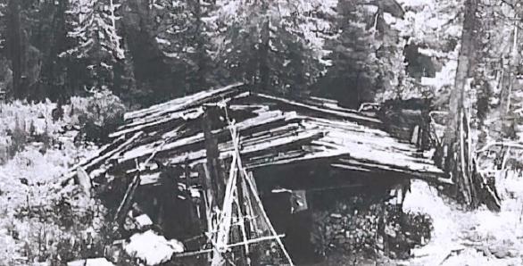 1975 年，在东北深山，一个猎人发现一具骨骸，心里很难受，当他看到骨骸旁的破烂