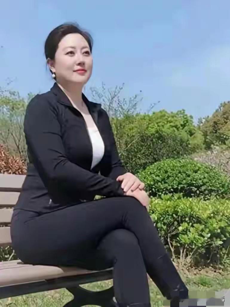 男人们请你记住了
这个世界只通行一个规矩
出钱的才有话语权
出力的有建议权
假如