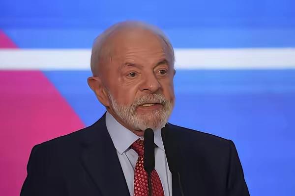 巴西总统卢拉近日对美国总统特朗普作出严厉批评。

卢拉表示：“特朗普没有权利早上