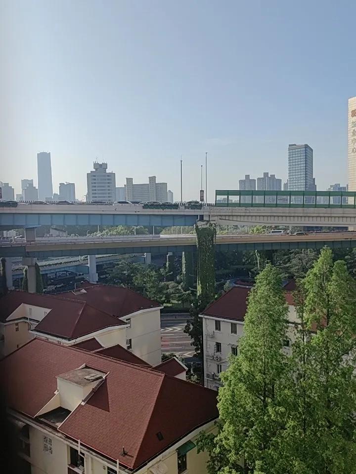 春日生活打卡季打卡上海延安路高架桥与内环高架桥立叉。