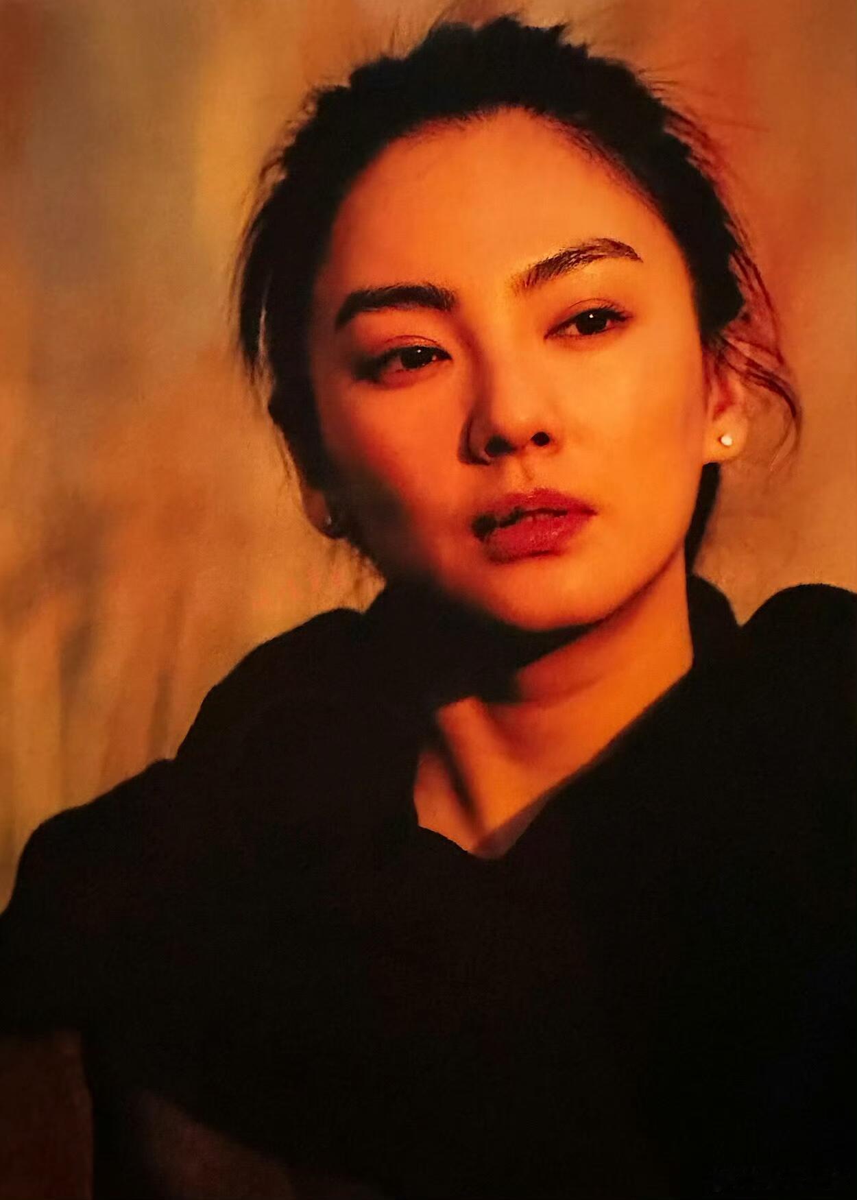 张雨绮这组胶片有生命力！暖光里像晒阳的豹，慵懒藏威慑，野性美太戳人。 