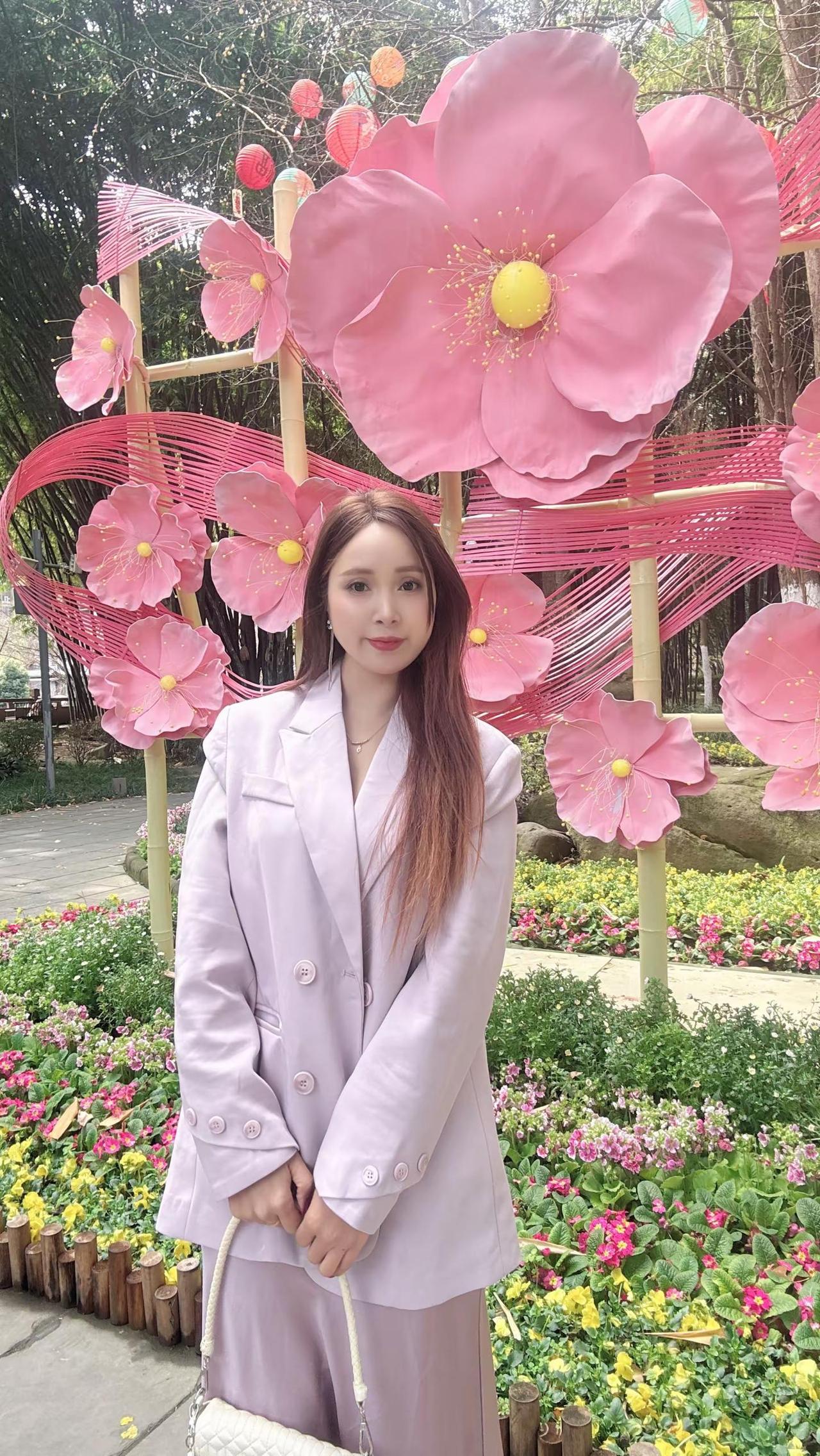 当年QQ火了，成就了多少爱情；后来微信火了，拆散了多少婚姻。六毛钱的长途电话，拼