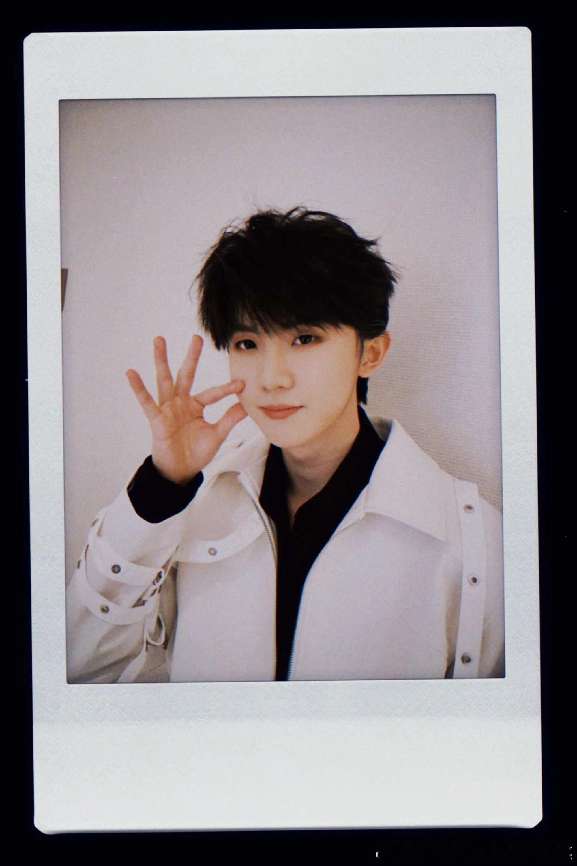 马嘉祺回头看看，期待六周年演唱会 