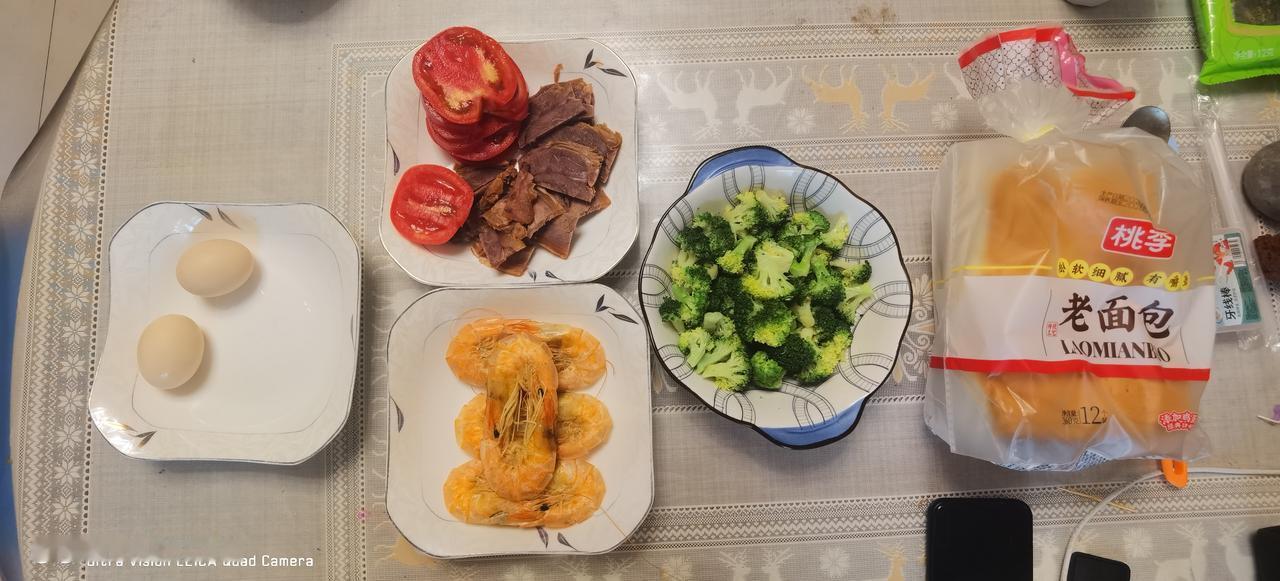 给大家分享今天的早餐，凉拌西兰花、酱牛腱子外加番茄片、风干虾，水煮蛋两枚，自制黑