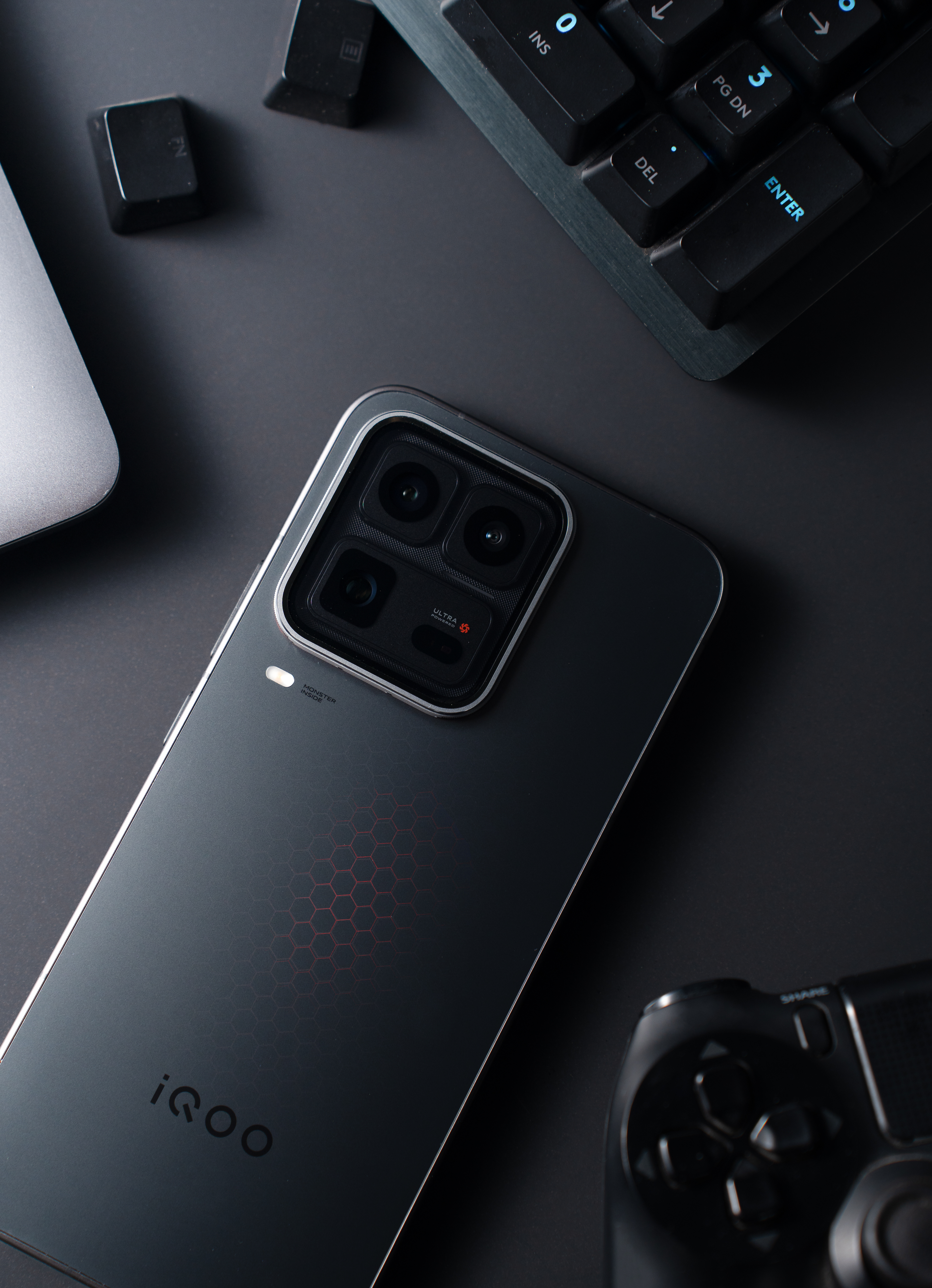 iQOO15 Ultra推出「2049」、「2077」两款配色，外观打造诸多亮眼